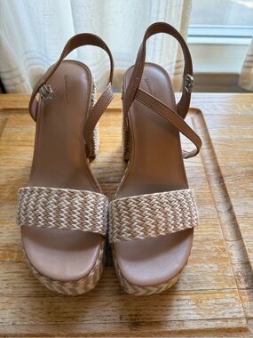 Universal Thread Tan and White Woven Platform Sandals